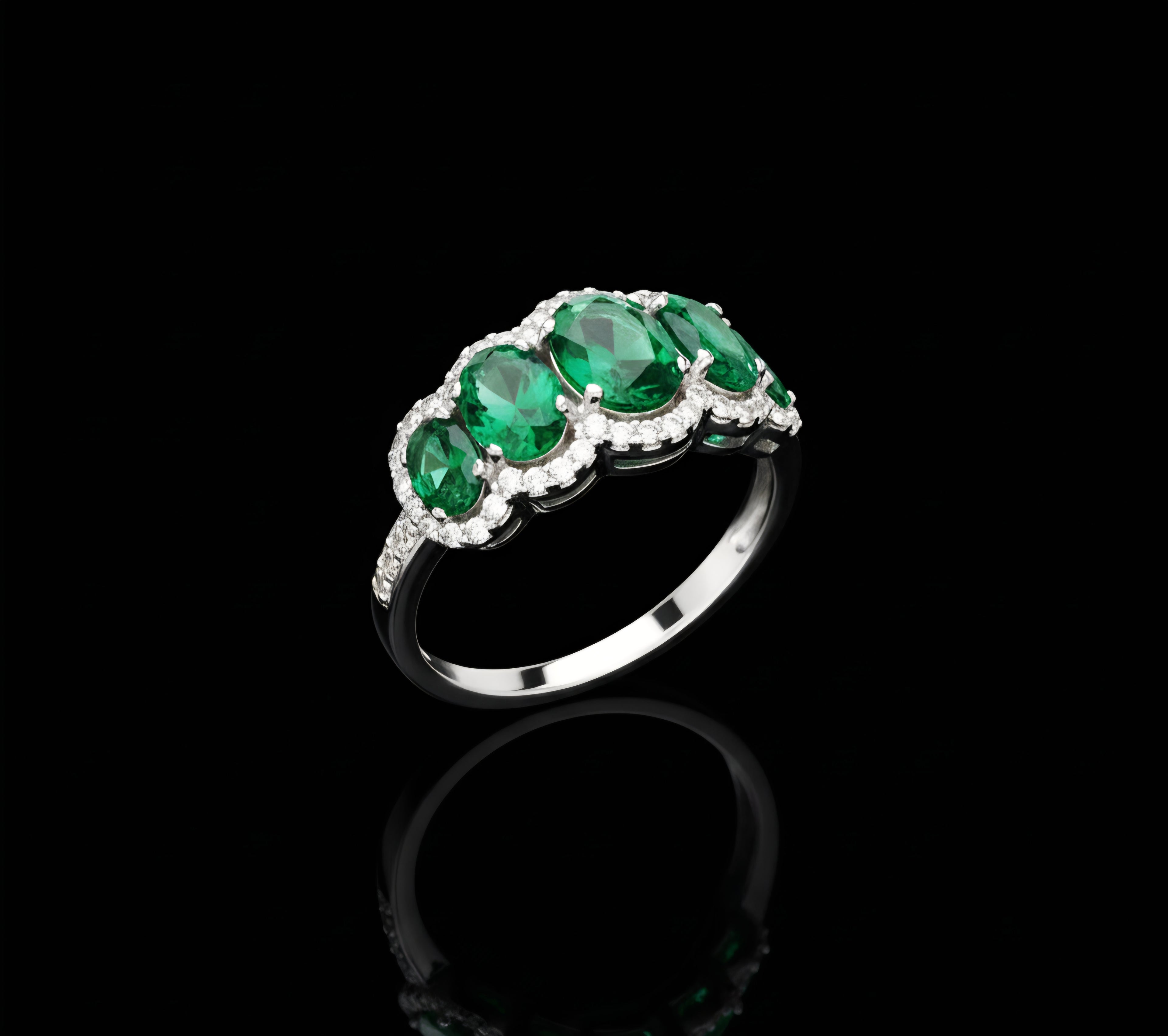 Anello con pietre ovali a scalare oro bianco 18kt
