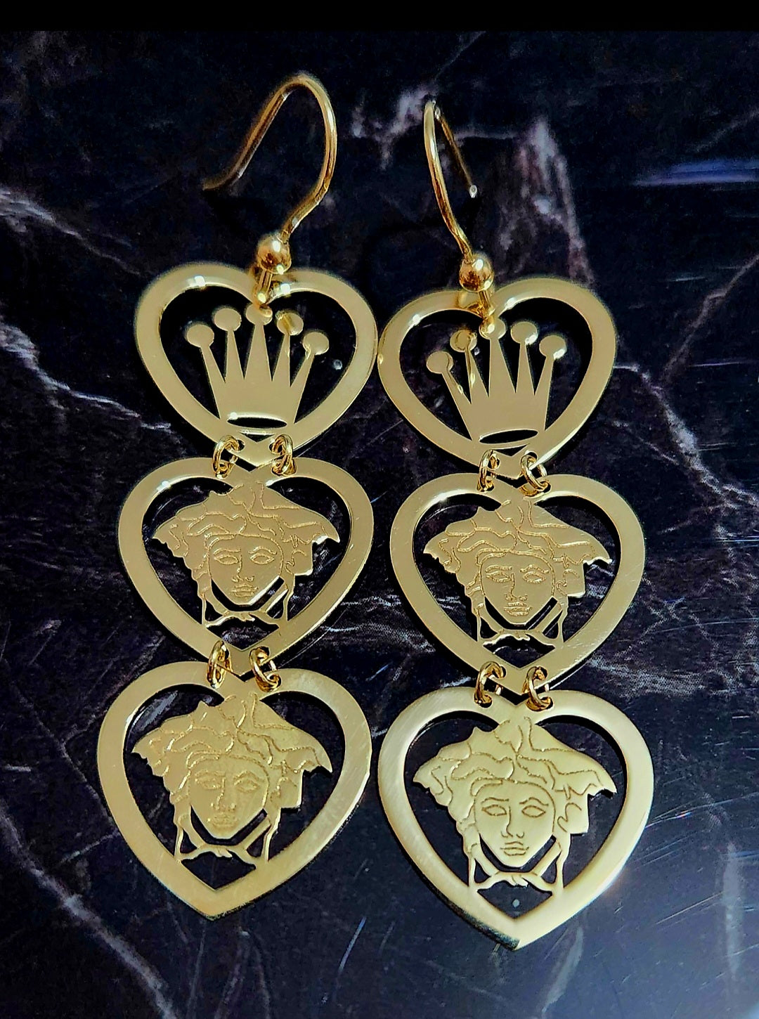 Orecchini con corona e medusa oro 18kt