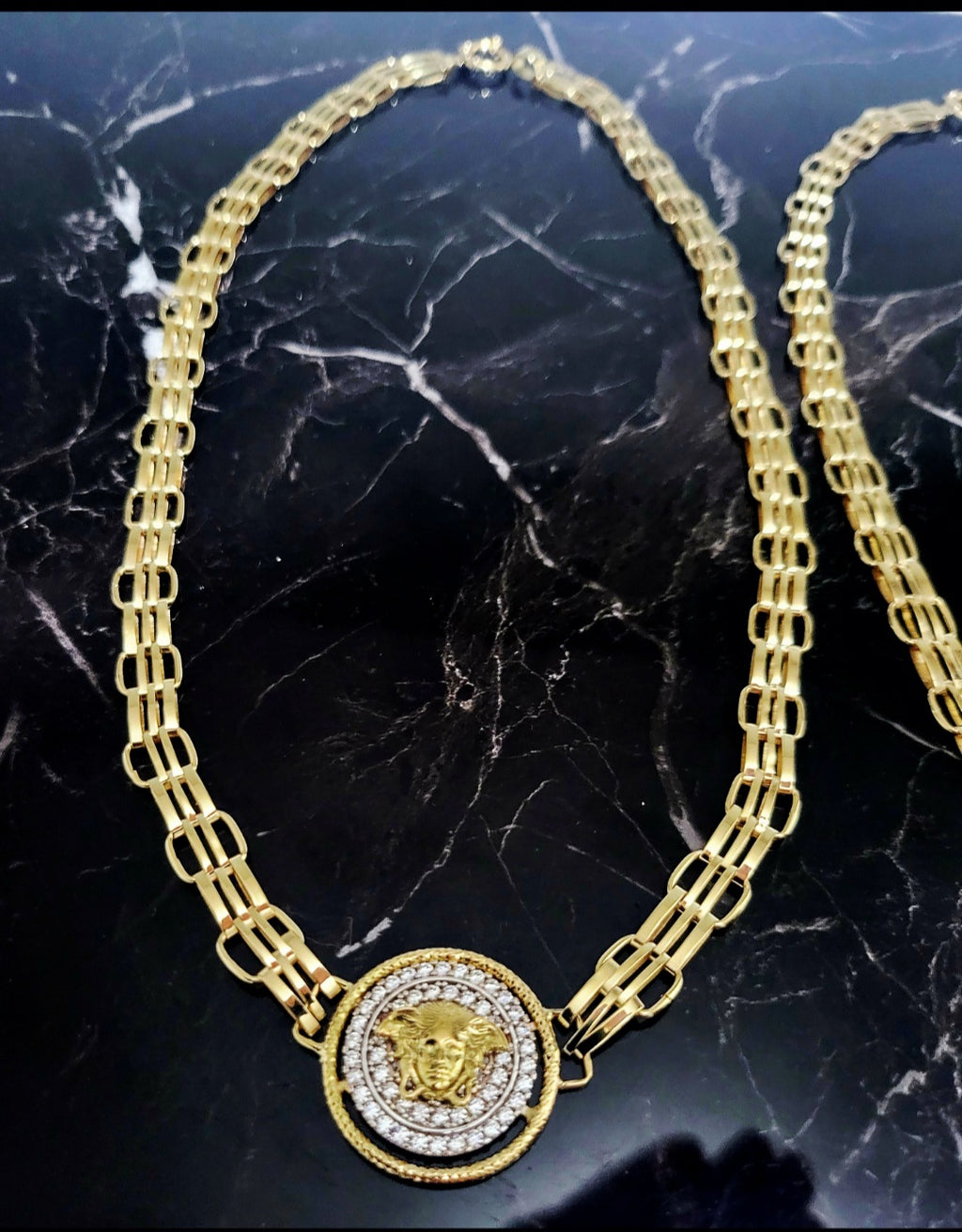 Collana donna Medusa oro 18kt